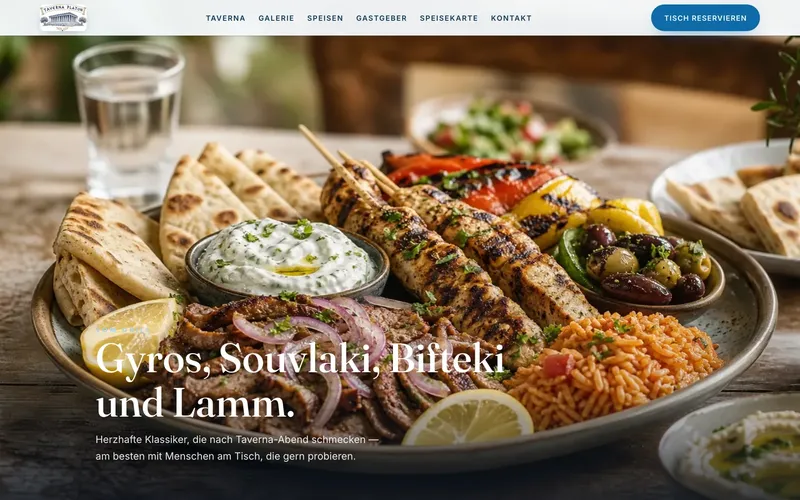 Speisenkapitel der Website mit der Überschrift „Gyros, Souvlaki, Bifteki und Lamm“ über einem gedeckten Tisch